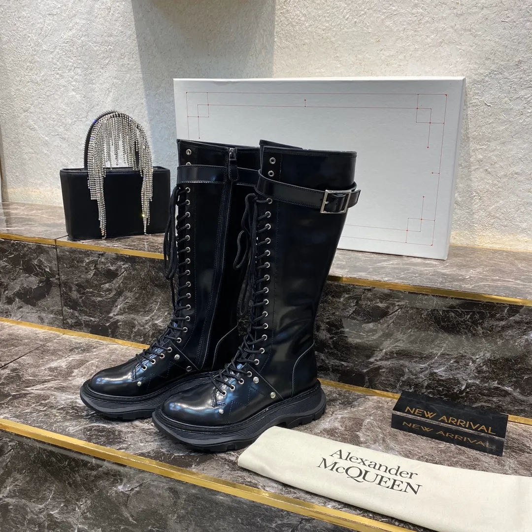 👟👟Ex-factory price 760👟👟MCQ McQueen boots ▪️The latest new color series of Alexander McQu**▪️2020s counter ────────────────This can completely replace its previous popular white shoe series 🎉 It is not picky about the foot shape at all, and it looks great on the foot ▪️Upper: exclusive custom-made original open-edge beaded cowhide ▪️ Inside: original customized sheepskin ➕ genuine leather welt ▪️Exclusive molded original outsole Anti-slip T👟👟Factory price U outsole Size 35-39 [40 can be customized and non-returnable]